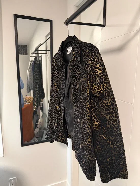 Fierce Leopard Velvet Moto Jacket: Channel Your Inner Jungle Queen - Picture 5 of 7